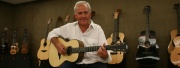 Michel Haumont présente sa nouvelle guitare LÂG